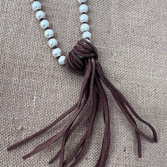 Faux pearl and leather suede knot tassel long lanyard necklace - Picture 3 of 4